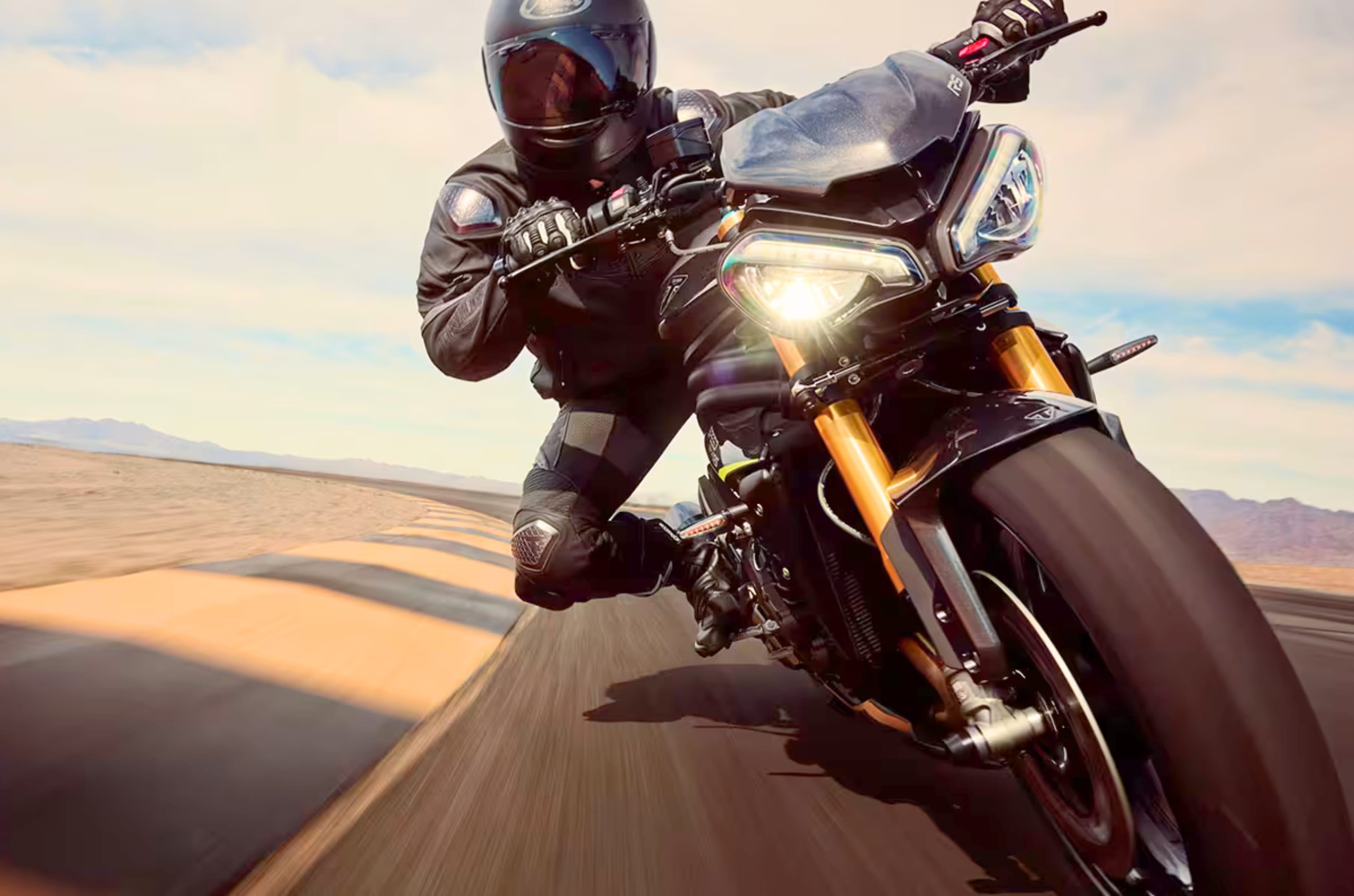 It runs on 17-inch wheels at both ends shod in sticky Pirelli Diablo Supercorsa SP V3